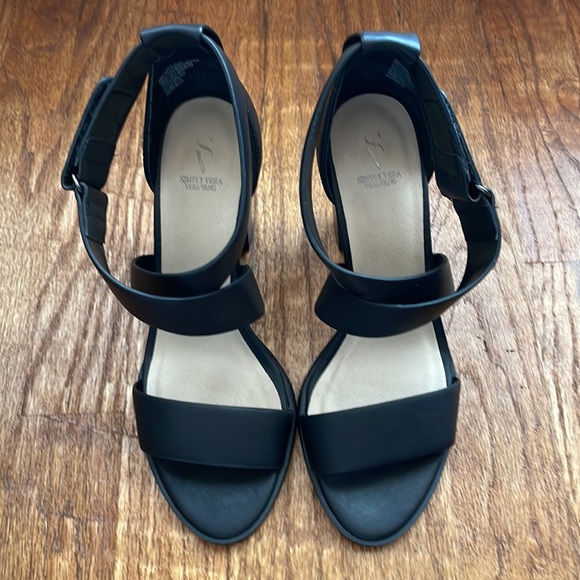 Vera Wang Simply Vera black ankle strap heels - Picture 1 of 5